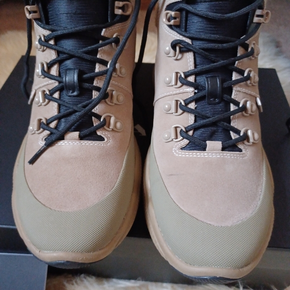 LIKE NEW ,COACH CITYSOLE HIKER - Picture 8 of 11